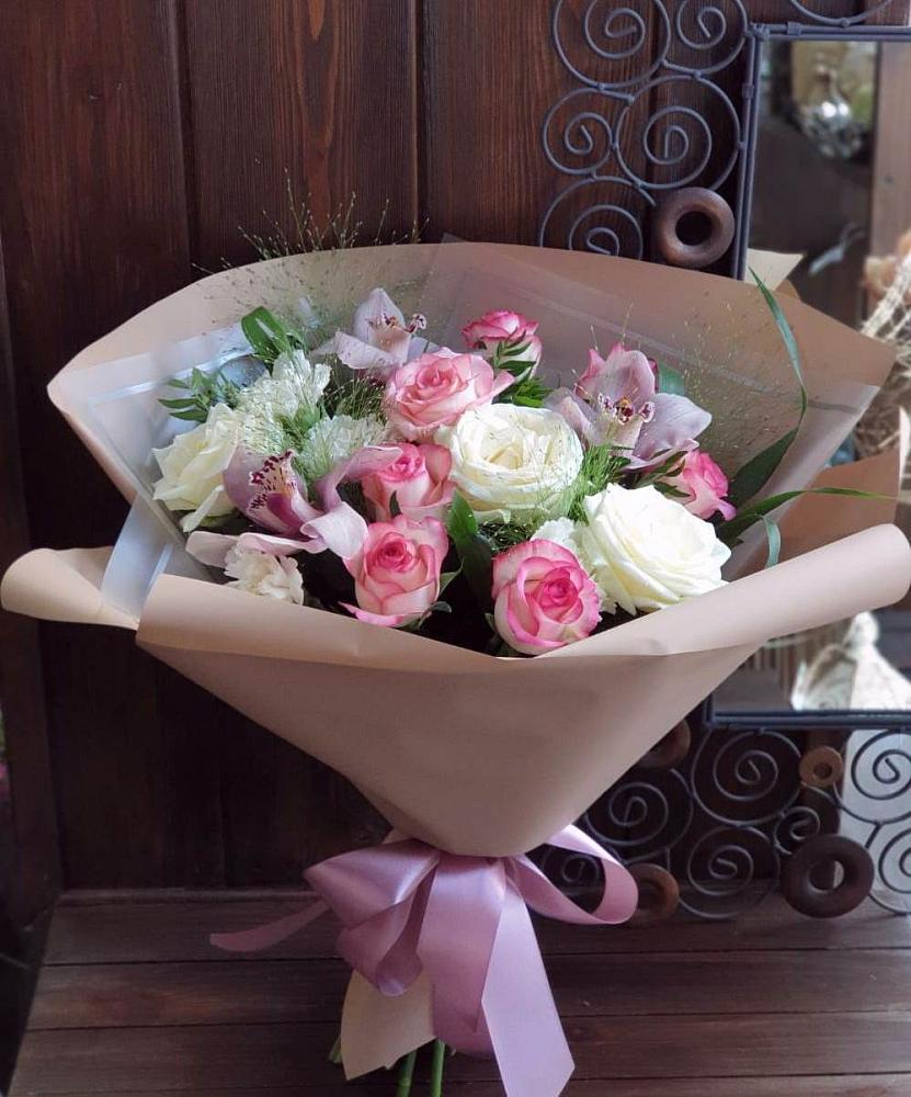 Букет цветов из: Гвоздики, Орхидеи, Розы и Хризантемы в Архангельском Ставропольского края