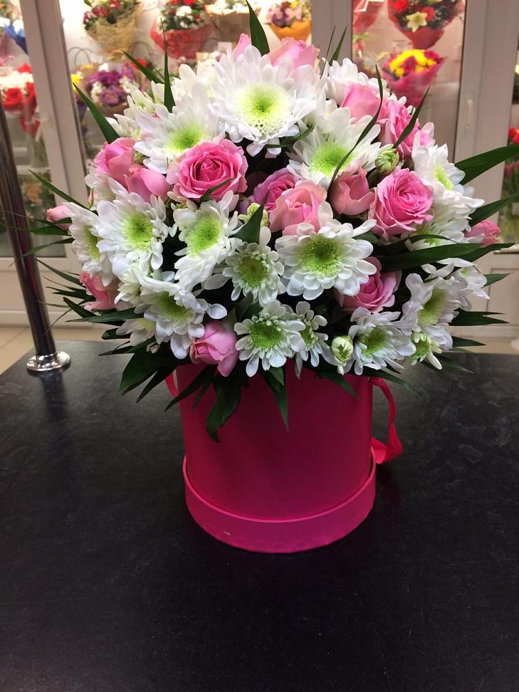 Цветочная композиция из Розы и Хризантемы в шляпной коробке в Архангельском Ставропольского края