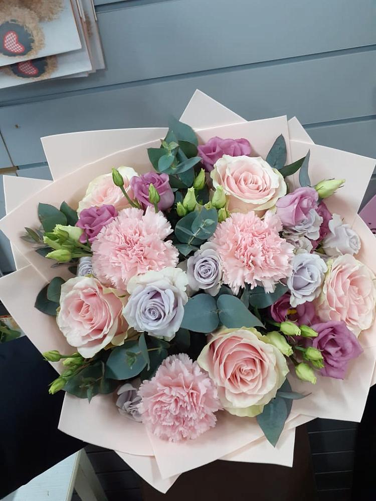 Букет цветов из: Розы, Гвоздики и Лизиантусы в Архангельском Ставропольского края